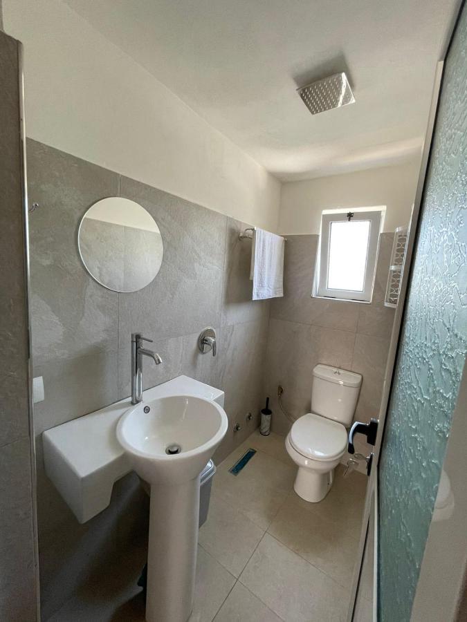 Guest Rooms Arbri Vlorë Esterno foto