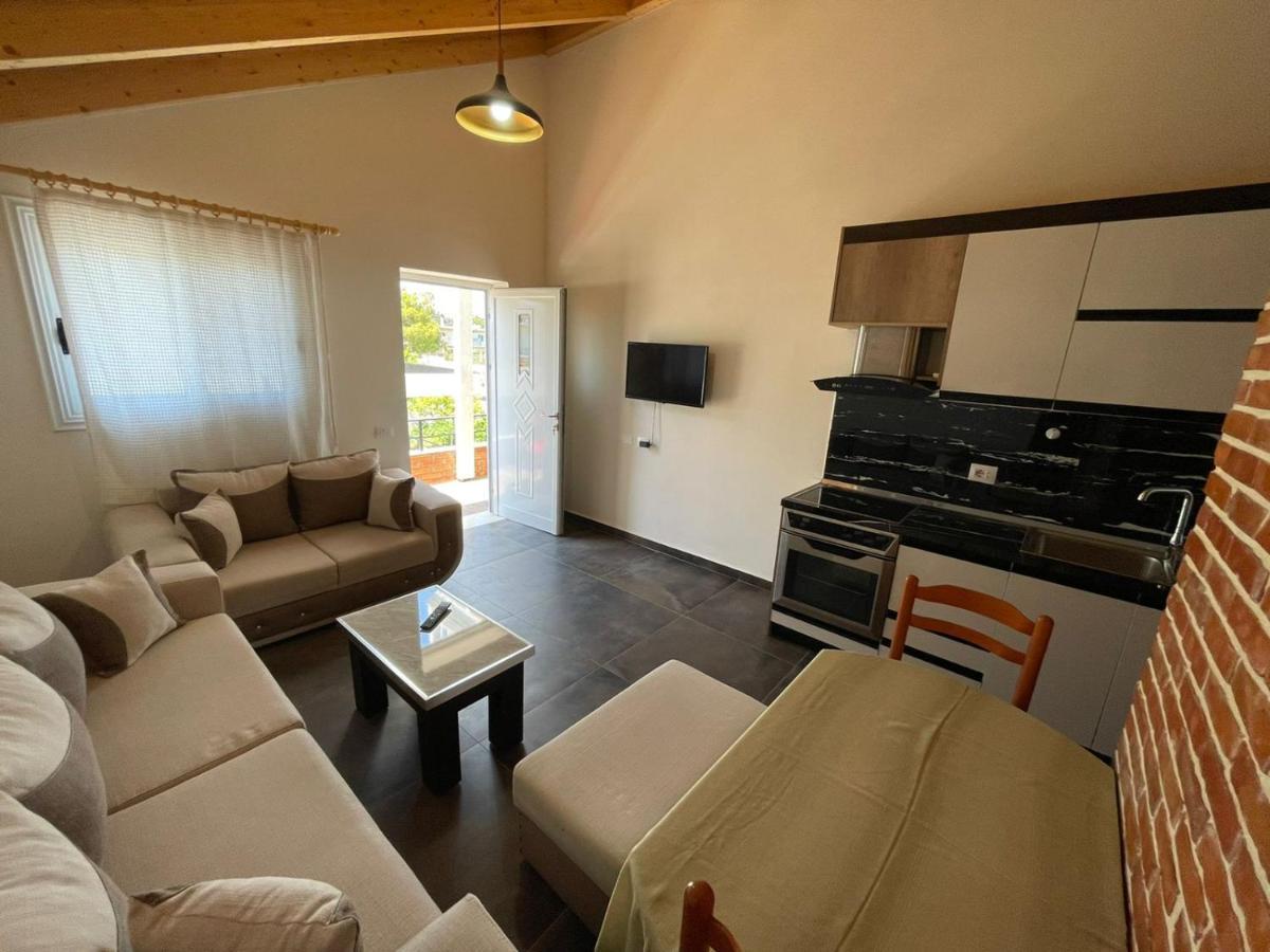 Guest Rooms Arbri Vlorë Esterno foto
