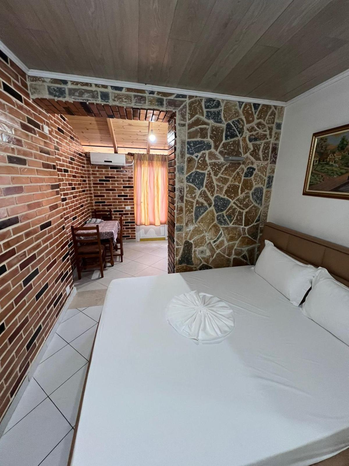 Guest Rooms Arbri Vlorë Esterno foto