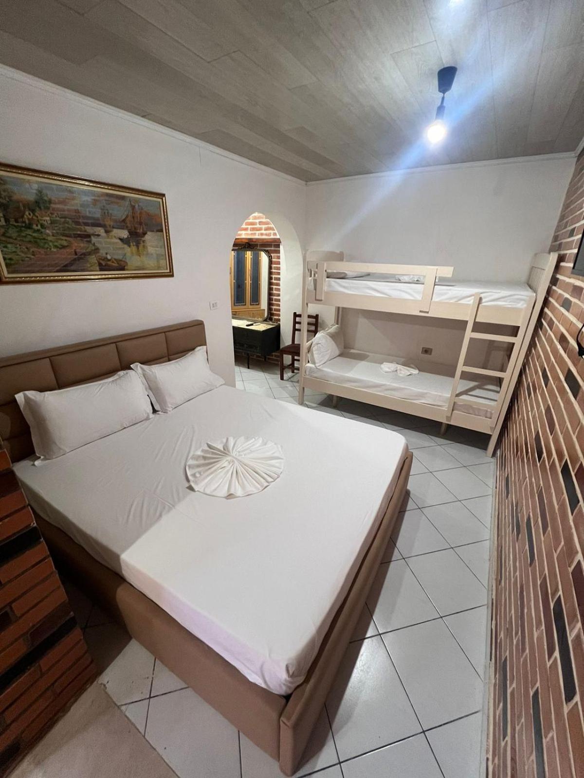 Guest Rooms Arbri Vlorë Esterno foto