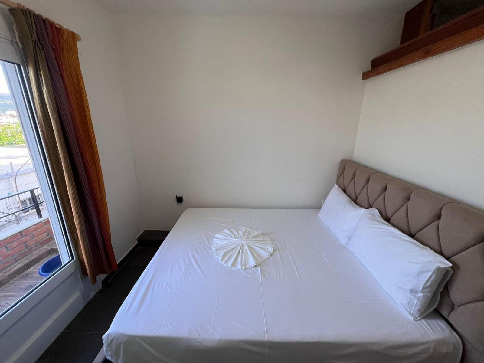 Guest Rooms Arbri Vlorë Esterno foto