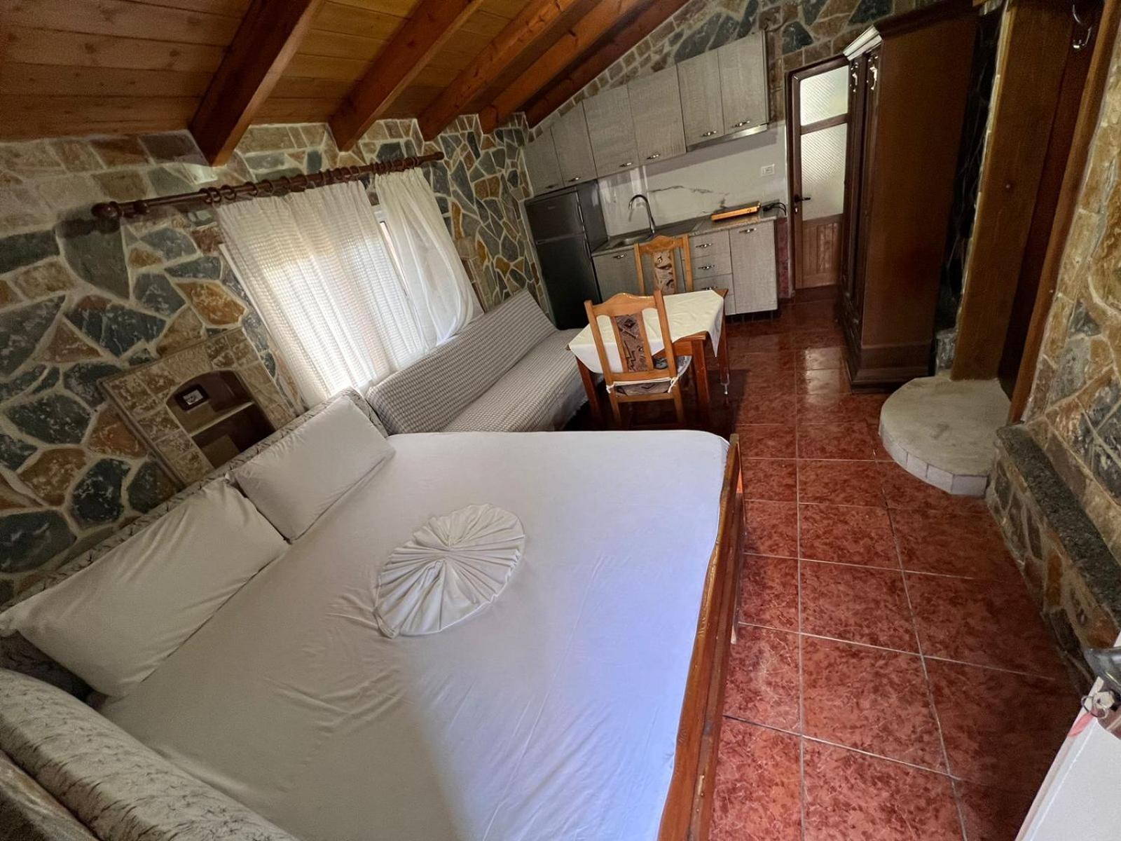 Guest Rooms Arbri Vlorë Esterno foto