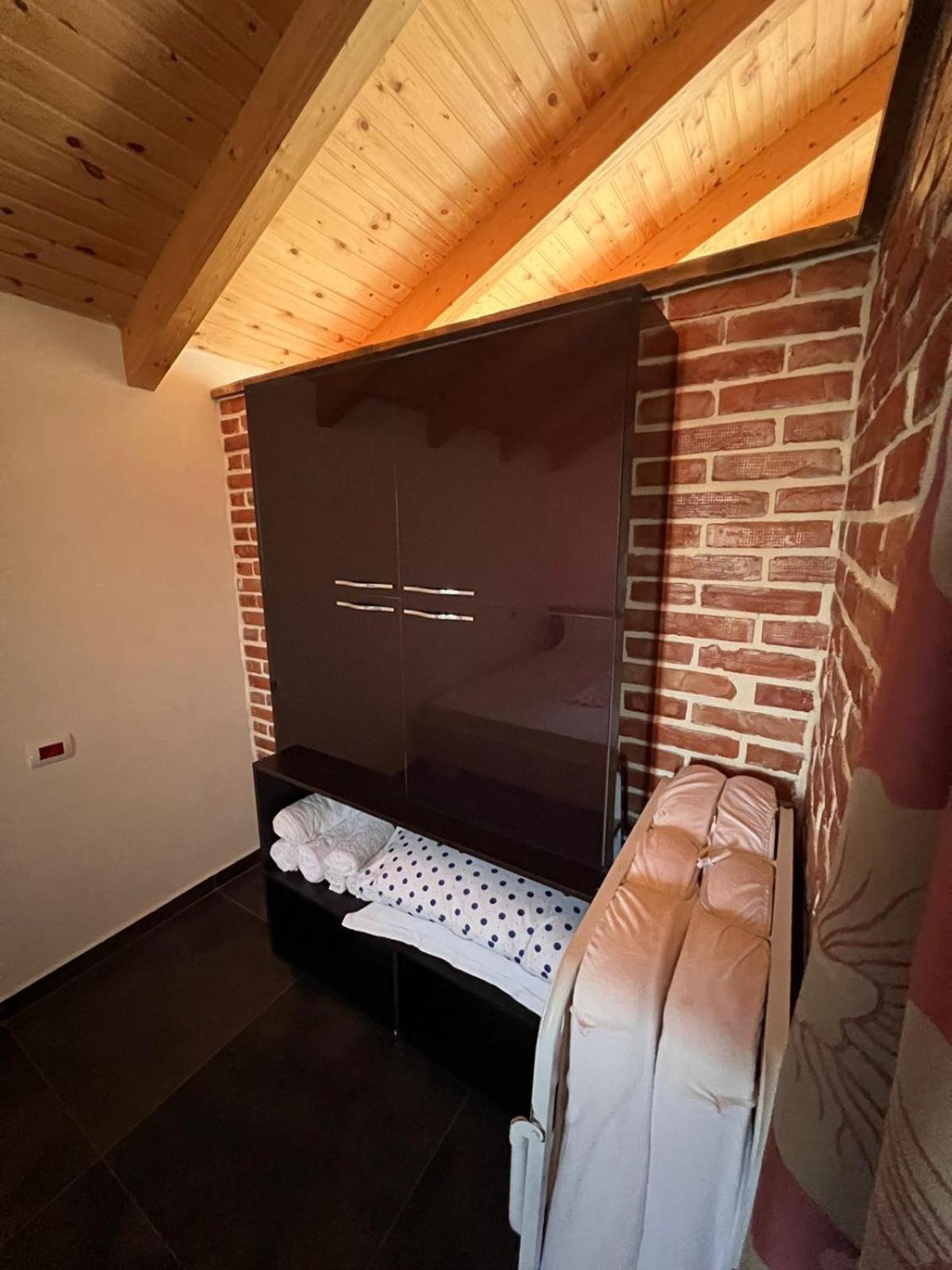 Guest Rooms Arbri Vlorë Esterno foto