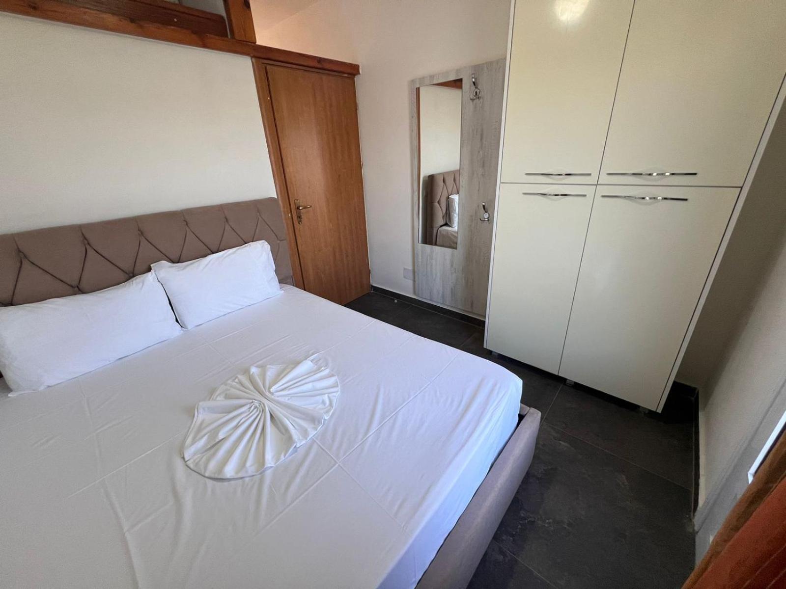 Guest Rooms Arbri Vlorë Esterno foto