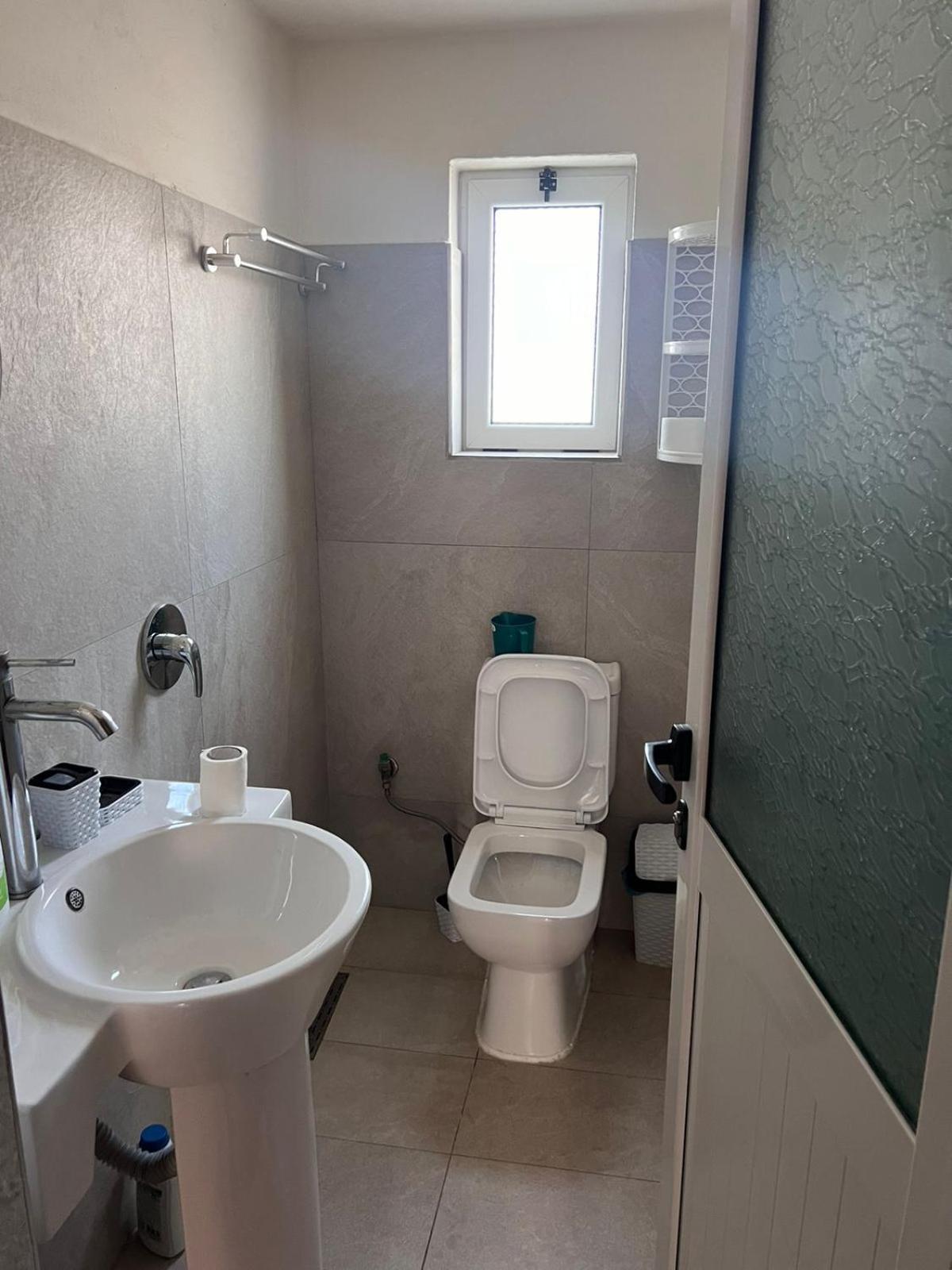 Guest Rooms Arbri Vlorë Esterno foto